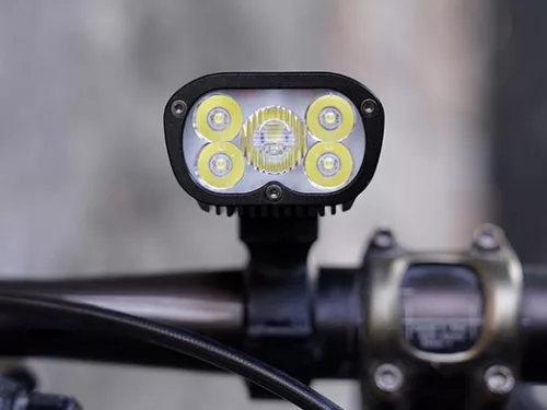 Ravemen pr2400 akkumulátoros első lámpa