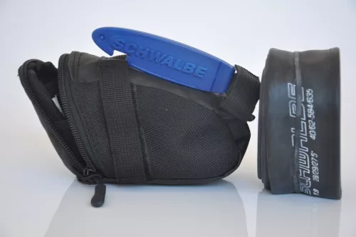 Taska-nyereg-kicsi-SCHWALBE-keszlettel-26-