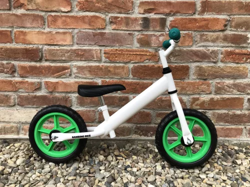 Futobicikli-zold-szinben-akar-sarvedovel-fekkel