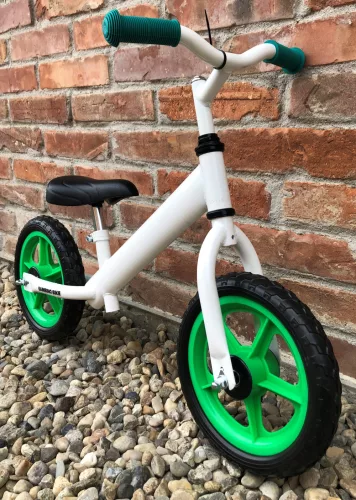 Futobicikli-zold-szinben-akar-sarvedovel-fekkel