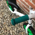 Futobicikli-zold-szinben-akar-sarvedovel-fekkel