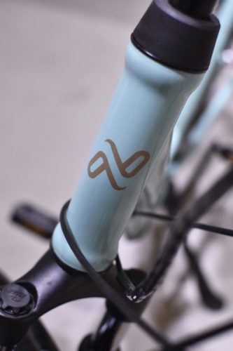 Neuzer Lido női elektromos kerékpár - 17"-os vázzal - celeste/fekete