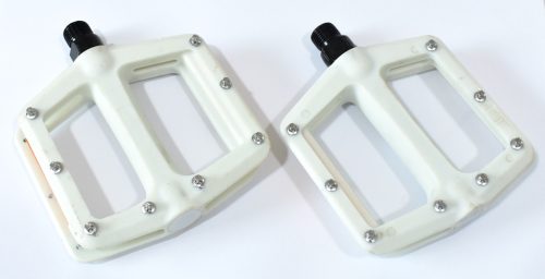 Pedal-BLP-kompozit-9-16-MTB-szegecs-feher-platform