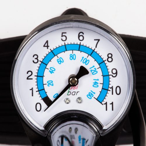 Pumpa-nyomasmeros-fekete-nyelen-szurke-betettel