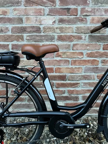 Neuzer Genova 26" Női elektromos kerékpár - E-City MXUS - matt fekete/fehér - 17"-os vázzal