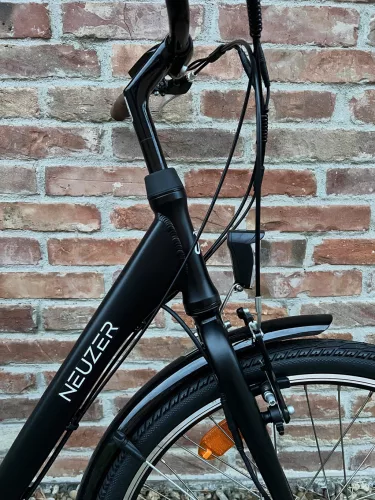 Neuzer Genova 26" Női elektromos kerékpár - E-City MXUS - matt fekete/fehér - 17"-os vázzal